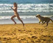 donna e cane sulla spiaggia, correre 152908