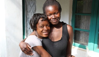 Young_mothers_Brenda,_16,_with_her_sister_Atupele,_18_-_A_reality_for_girls_(7497734706)