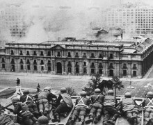Truppe dell'esercito cileno al palazzo La Moneda in una immagine dell'11 settembre 1973.
ANSA
