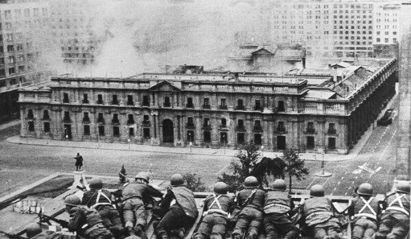 Truppe dell'esercito cileno al palazzo La Moneda in una immagine dell'11 settembre 1973.
ANSA